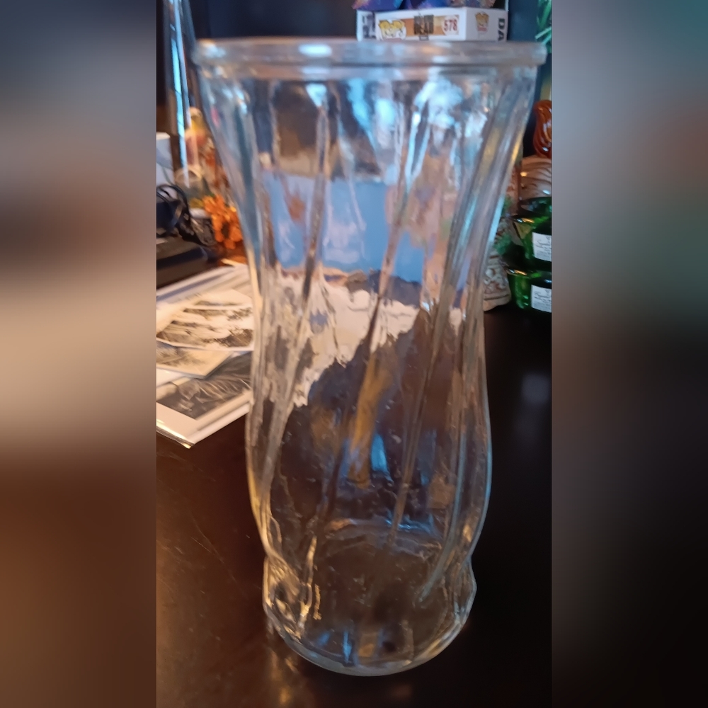 SWIRLED GLASS VASE